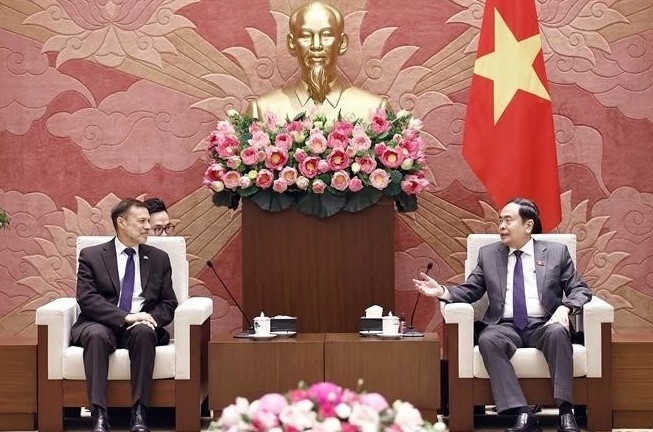 National Assembly Chairman Tran Thanh Man (R) and outgoing Australian Ambassador to Vietnam Andrew Goledzinowski at their meeting in Hanoi on December 26 (Photo: VNA)