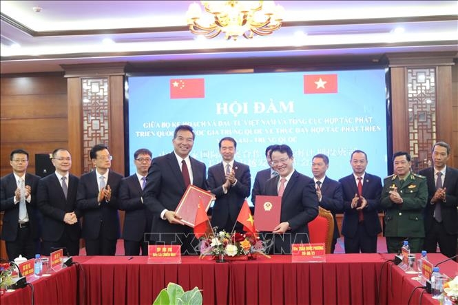 Vietnam and China ink an MoU on accelerating the construction of a pilot smart border gate in the border area between Lang Son's Friendship border gate and Guangxi's Youyi Guan border gate. (Photo: VNA)