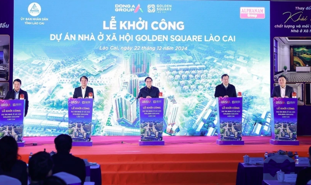 Prime Minister Pham Minh Chinh (C) attends the groundbreaking ceremony of the Golden Square Lao Cai social housing project.