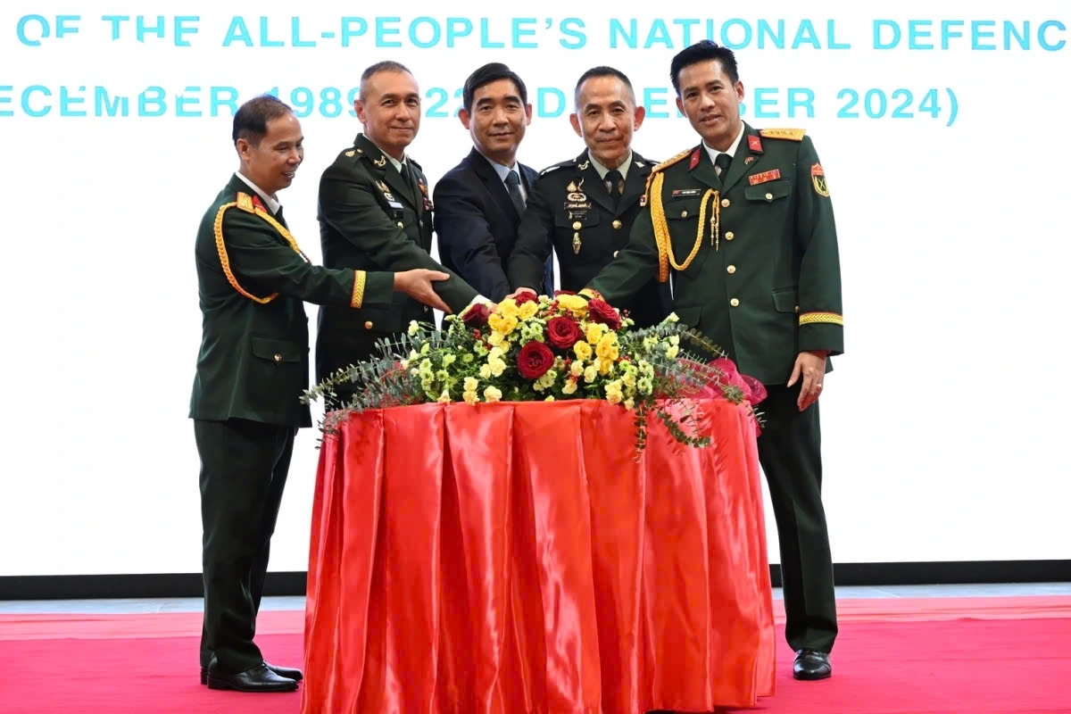 Vietnamese Ambassador Pham Viet Hung, Vietnamese Defense Attaché, along with the two officials of the Thai Ministry of Defense at the ceremony.