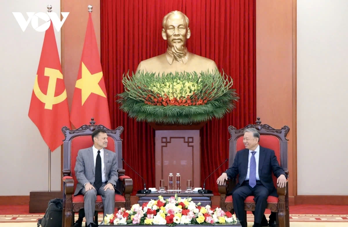 Party general Secretary To Lam (R) and outgoing Australian Ambassador Andrew Goledzinowski during their meeting in Hanoi on December 23
