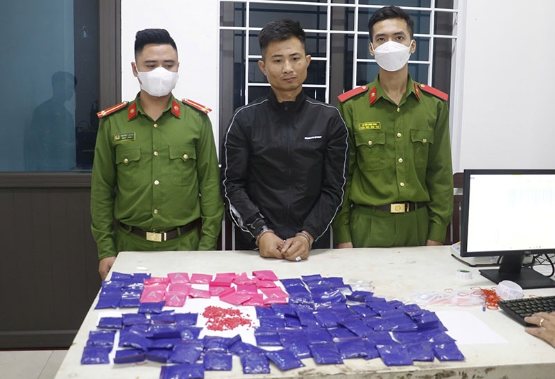 Tran The Hung and synthetic pills seized at the police station. (Photo: the police)