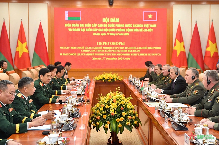 General Phan Van Giang, Minister of National Defense of Vietnam, and Lieutenant General Viktor Gennadievich Khrenin, Minister of Defense of Belarus, hold talks in Hanoi on December 17. (Photo: PANO)