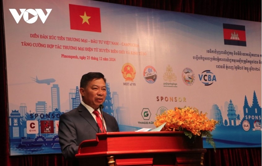 Vietnamese Ambassador to Cambodia Nguyen Huy Tang addresses the forum