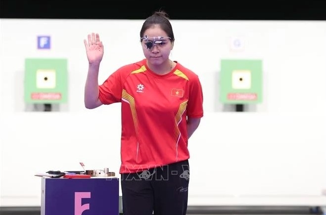 Sharpshooter Trinh Thu Vinh greets audience ahead of women’s 10m air pistol final at Paris 2024 Olympics.