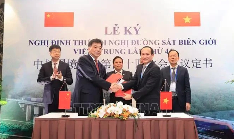 Vietnam and China ink a protocol on railway transport cooperation at the 44th Vietnam-China border railway conference held in Hanoi on December 12.