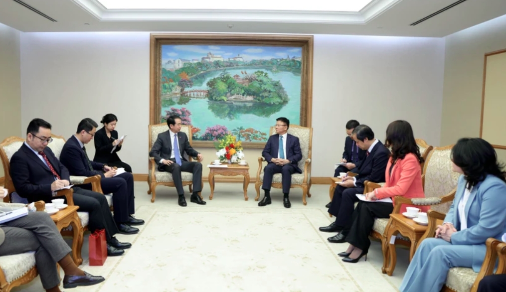 Deputy Prime Minister Le Thanh Long (R) receives Chinese Ambassador to Vietnam He Wei in Hanoi on December 25.