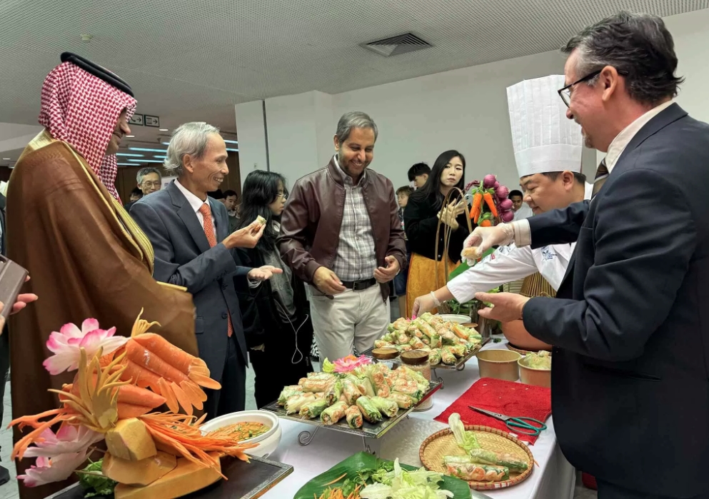 A booth displaying nem (spring rolls) attracts a large number of visitors. (Photo courtesy of the Embassy of Vietnam in Saudi Arabia) 