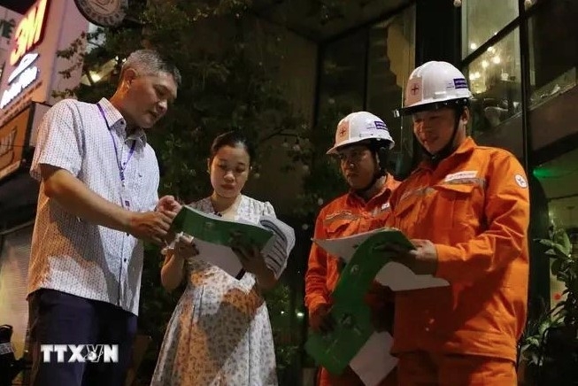 Workers of the Gia Dinh Power Company advise residents in Binh Thanh district, Ho Chi Minh City, about efficient energy use.