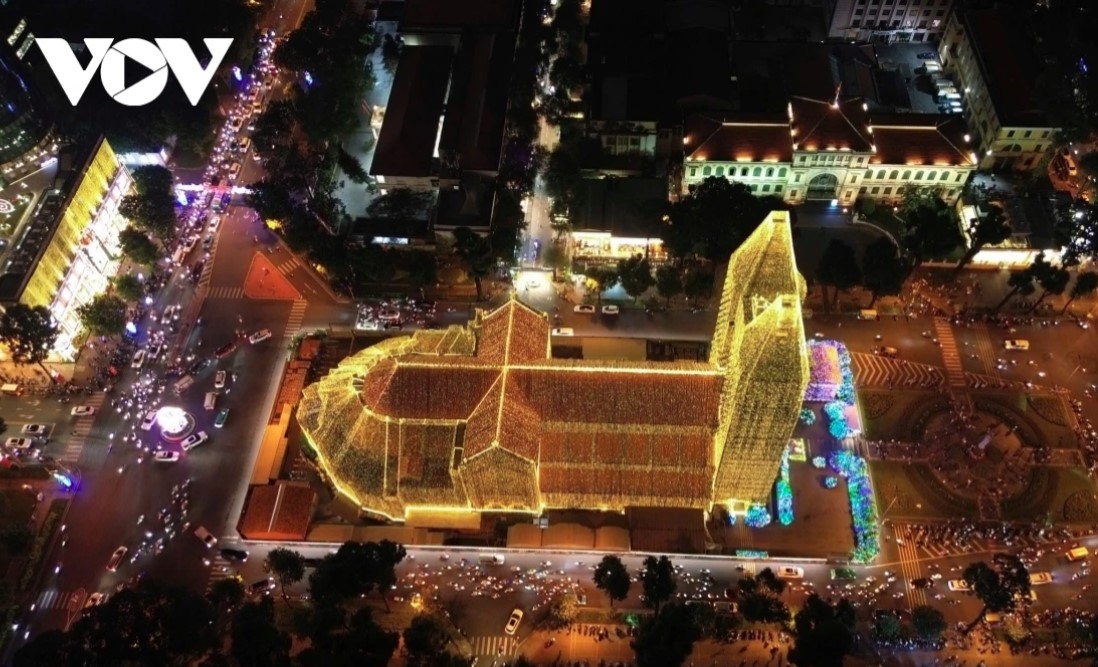 The campus located in front of Notre Dame Cathedral in District 1 has been decorated to feature golden strings of lights.