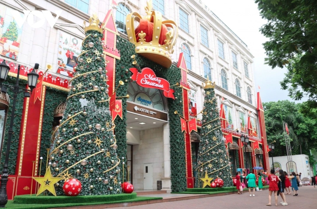 Shopping malls full of colourful decorations have emerged as fresh attractions for young people to enjoy this year.