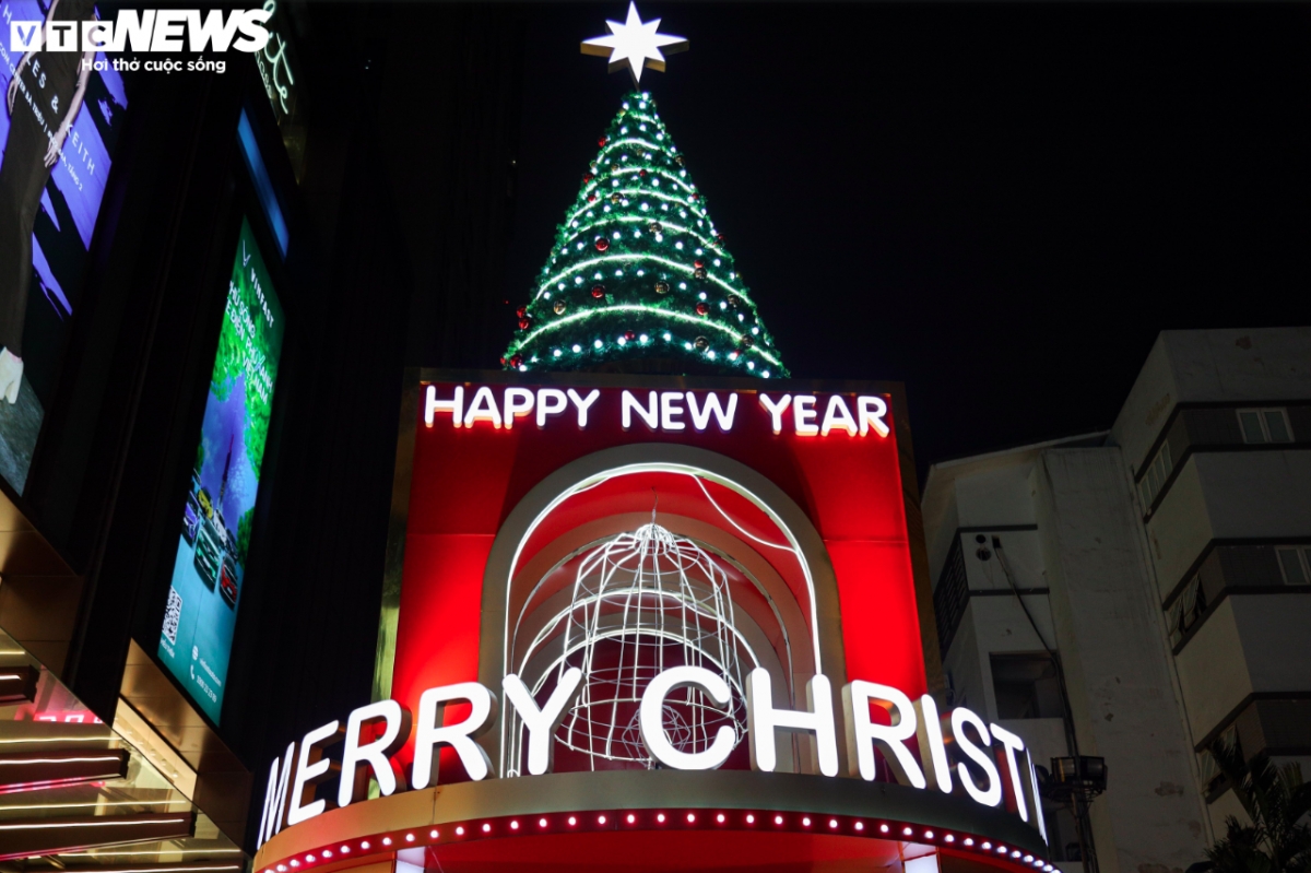 A giant Christmas tree situated in front of Vincom Ba Trieu features plenty of LED lights, with numerous visitors keen to snap photos of the scene.