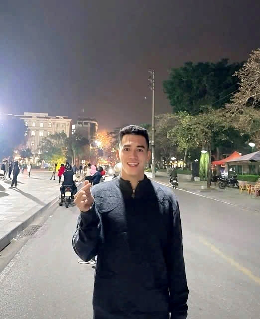 Striker Nguyen Tien Linh ventures out on New Year’s Eve, soaking in the festive atmosphere of the new year.