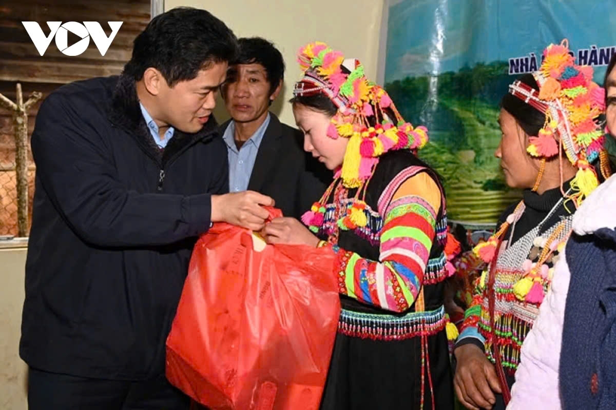 The permanent Deputy Secretary of the Lai Chau Provincial Party Committee encourages residents to remain committed to their villages and the border, and to enjoy a more fulfilling spring.