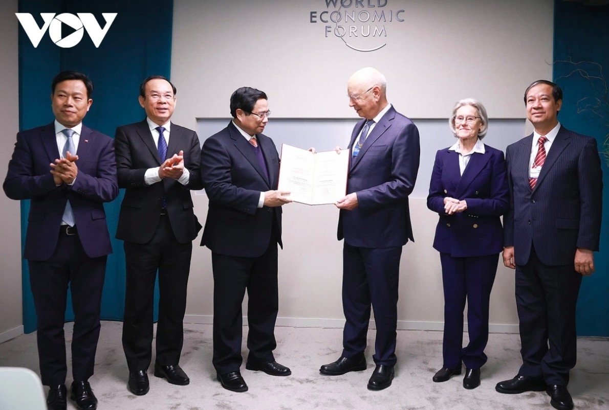 Chinh meets with Professor Klaus Schwab, Founder and Executive Chairman of the WEF