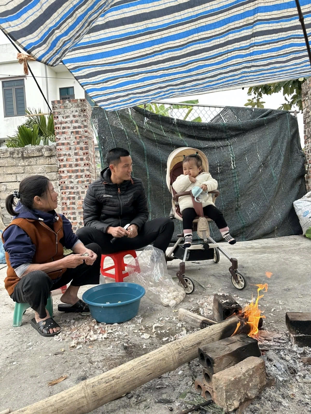 Goalkeeper Dinh Trieu shares a warm moment with his family as he celebrates the Lunar New Year 2025 in his hometown.