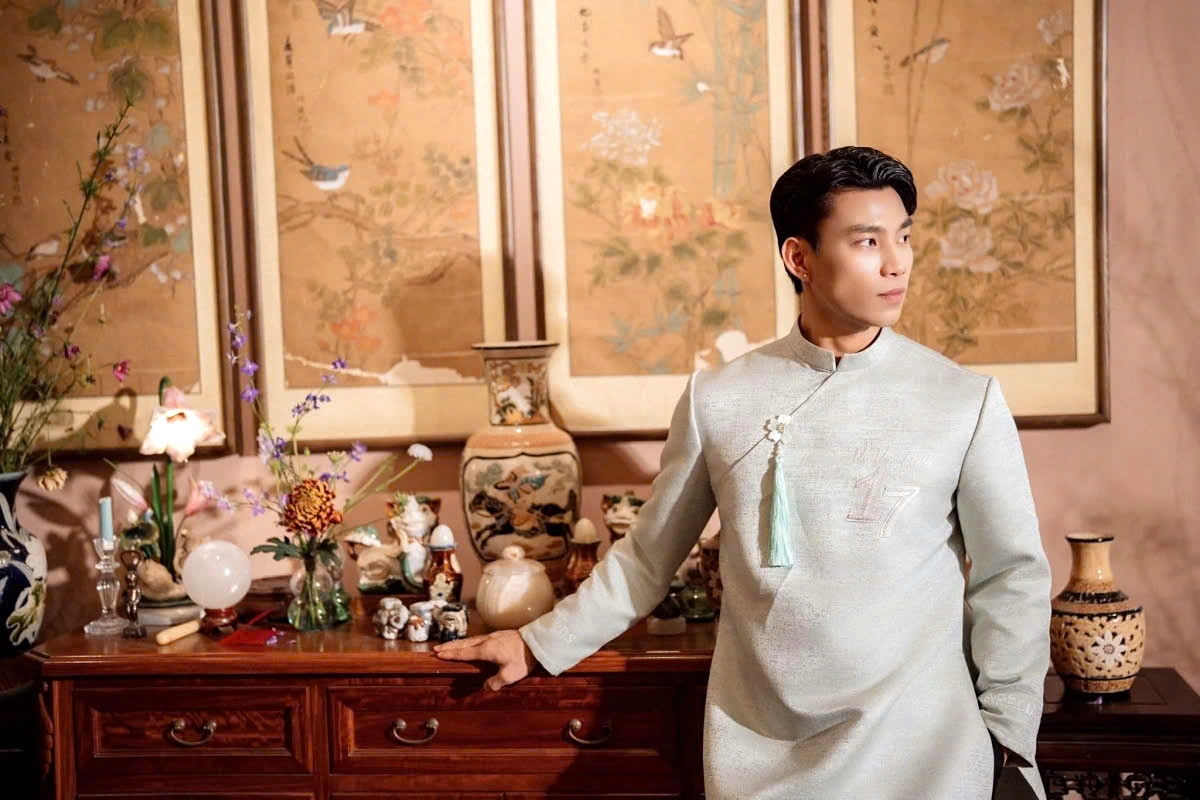 Footballer Vu Van Thanh publishes a photo series wearing the traditional attire to celebrate the Lunar New Year 2025.