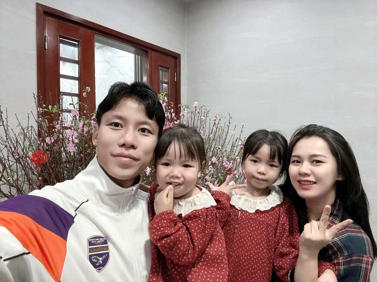 Midfielder Que Ngoc Hai stays at home with his small family during the Lunar New Year holiday.