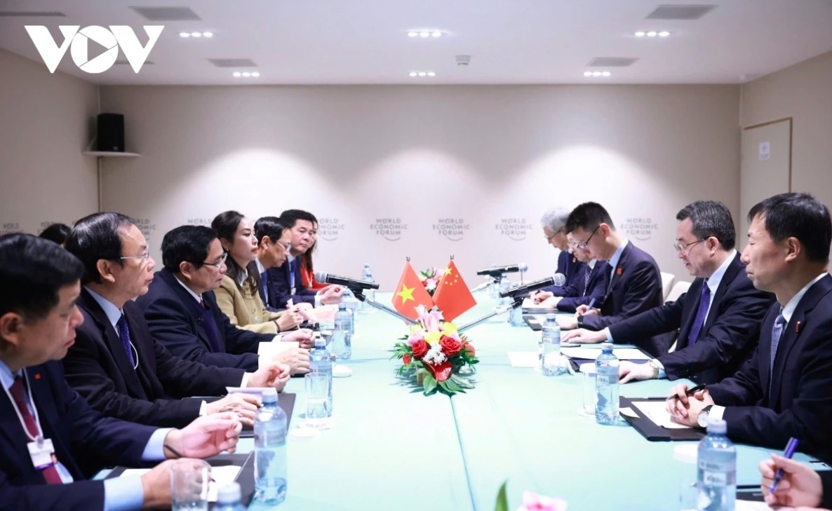 PM Chinh meets with member of the Politburo Standing Committee of the Communist Party of China (CPC) and Permanent Vice Premier of the State Council of China Ding Xuexiang on the sidelines of the 55th Annual Meeting of the WEF 