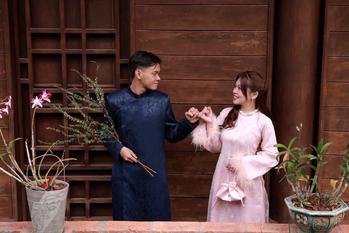 Young striker Bui Vi Hao and his wife take on traditional new outfits to celebrate the largest festival of the year.
