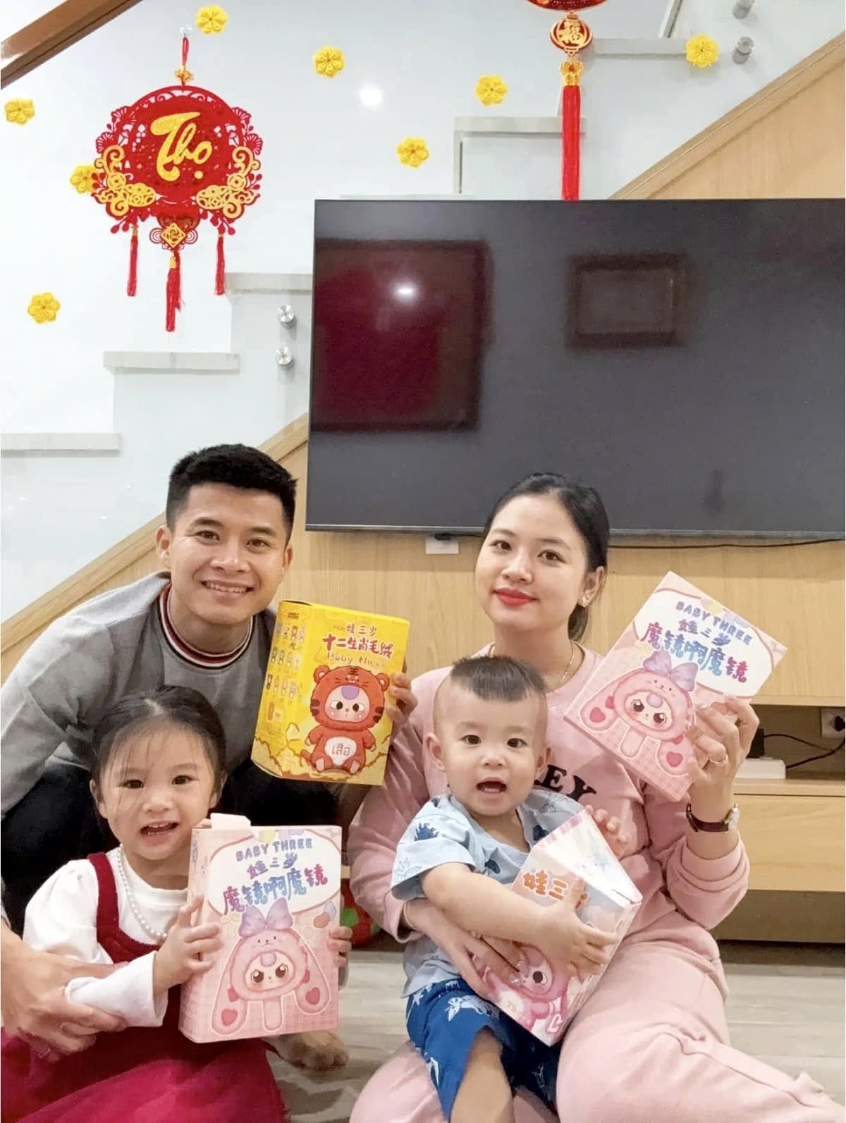 Like Que Ngoc Hai, midfielder Le Thanh Long celebrates the festive season at home together with his family.