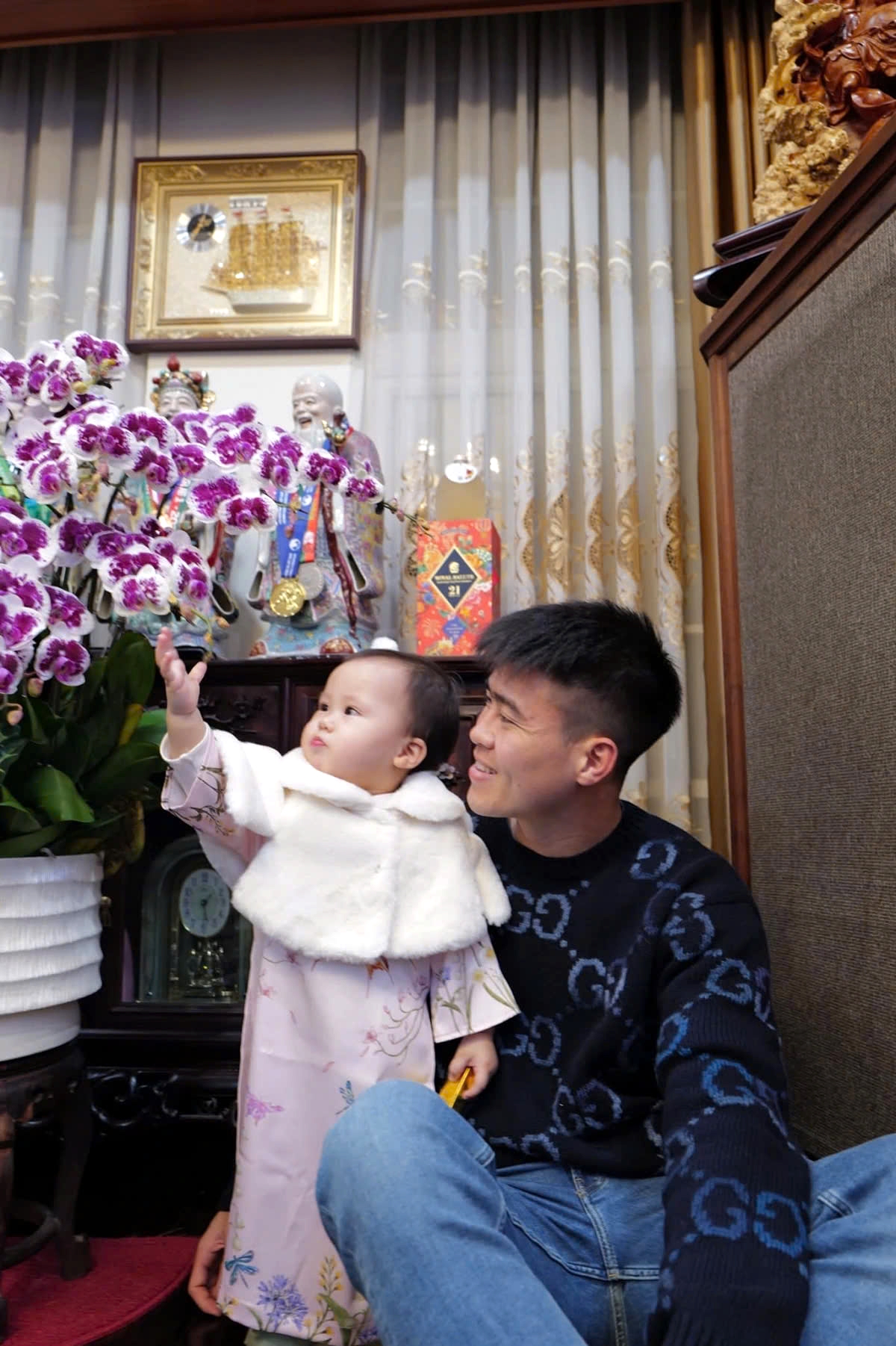 Midfielder Duy Mạnh shares a heartwarming moment celebrating the festival with his daughter.