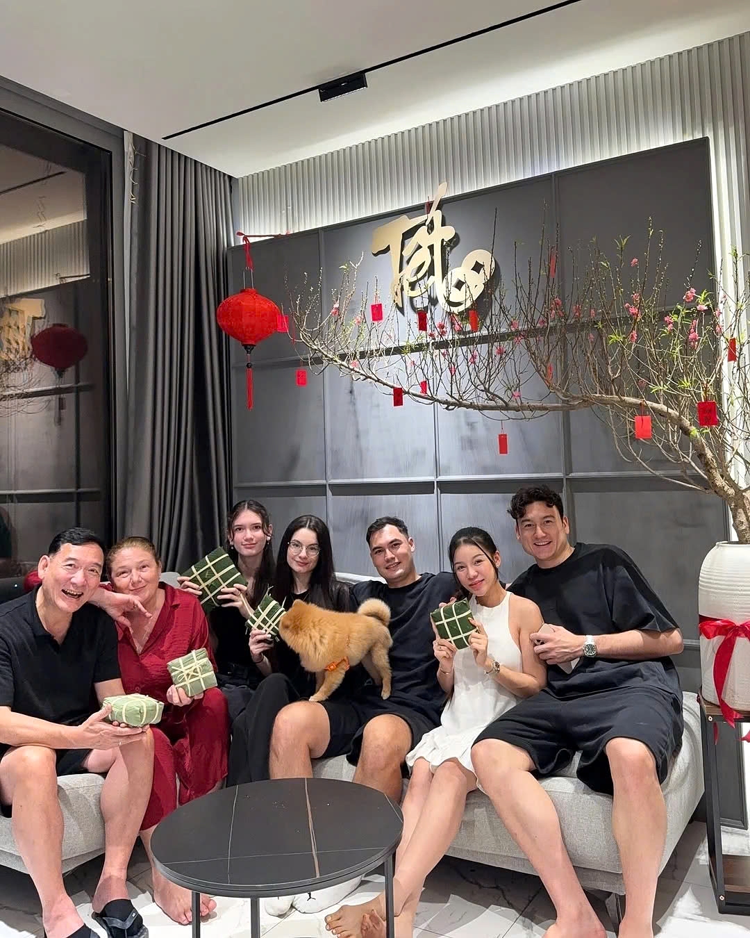 Defender Jason Quang Vinh poses a photo with his wife and daughter in the traditional attire.