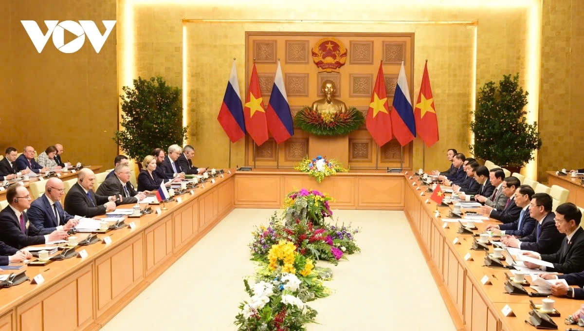 Both Prime Ministers of Vietnam and Russia exchange views on measures to foster the comprehensive strategic partnership between Vietnam and Russia, during their talks in Hanoi on January 14