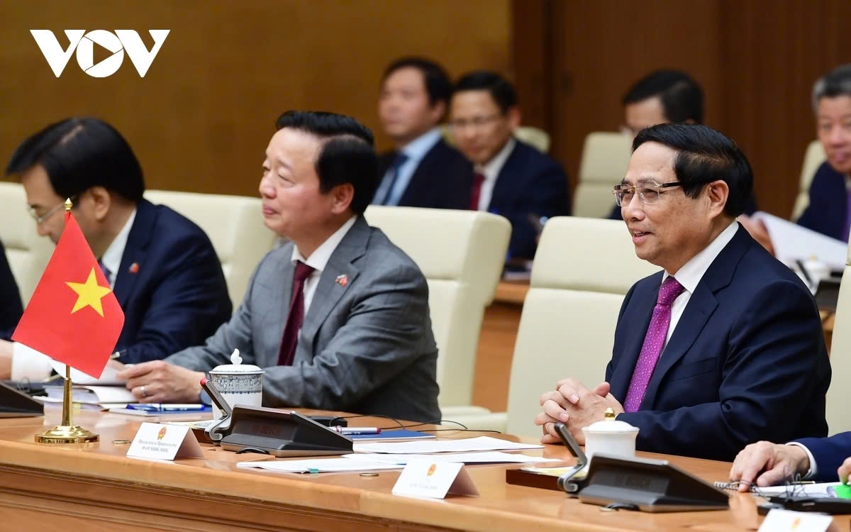 Prime Minister Pham Minh Chinh (first from right) reaffirms Vietnam's priority policy of enhancing the comprehensive strategic partnership with Russia, during talks in Hanoi on January 14 with Russian Prime Minister Mikhail Mishustin