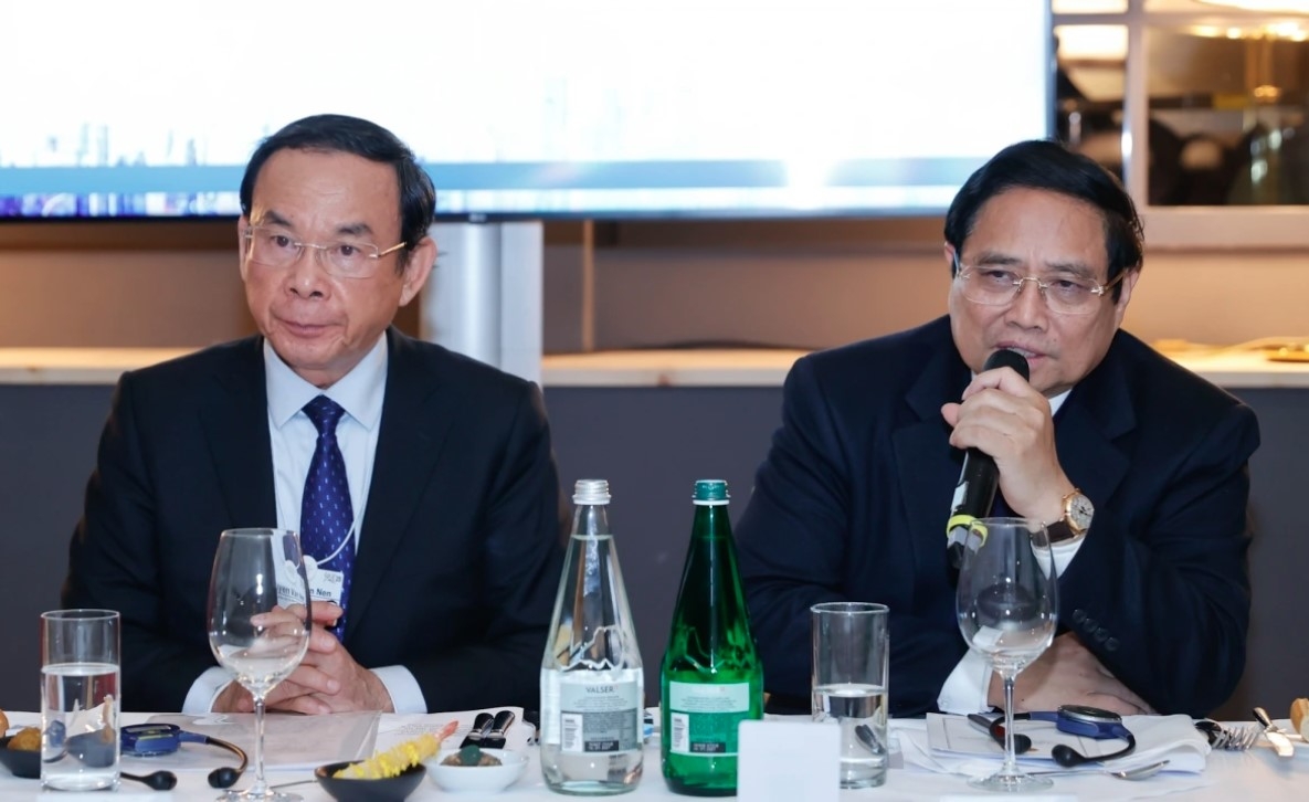PM Chinh attends a seminar on the application of artificial intelligence (AI) in smart production and development of the Ho Chi Minh City International Financial Center
