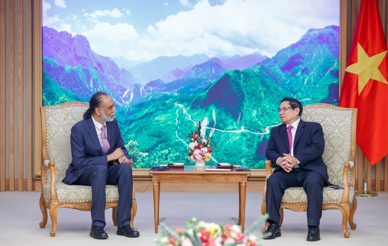 Prime Minister Pham Minh Chinh (R) hosts UN Under-Secretary-General for Digital and Emerging Technologies Amandeep Singh Gill