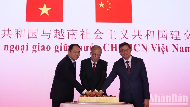 Ambassador Pham Thanh Binh and Chinese officials attend the cake-cutting ceremony at the 75th Anniversary of the establishment of diplomatic relations between Vietnam and China. (Photo: nhandan.vn)