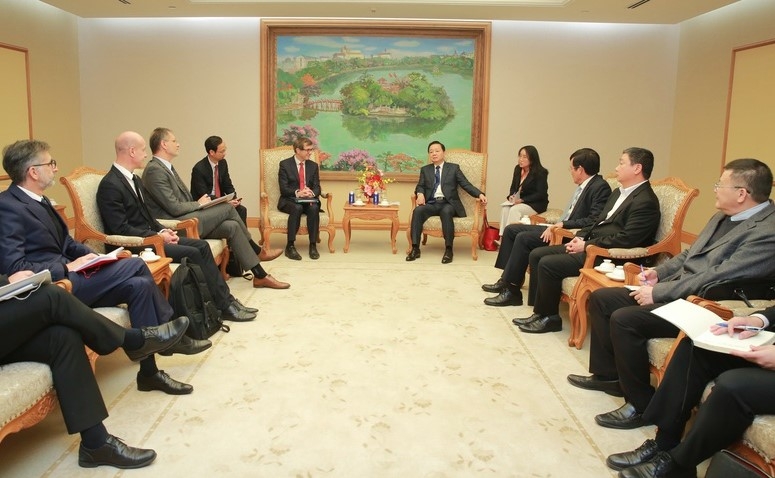 Deputy Prime Minister Tran Hong Ha (R receives visiting French Inter-ministerial Delegate on Strategic Metals and Minerals Supply Benjamin Gallezot  (Photo:VGP)