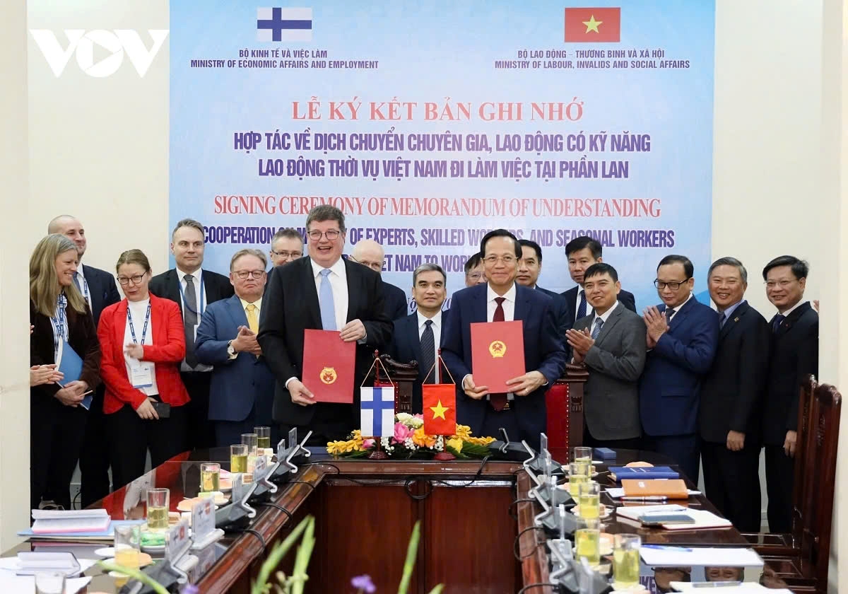 The Labour Ministers of Vietnam and Finland exchange cooperation documents on mobility of experts, skilled workers and seasonable workers of Vietnam to work in Finland.
