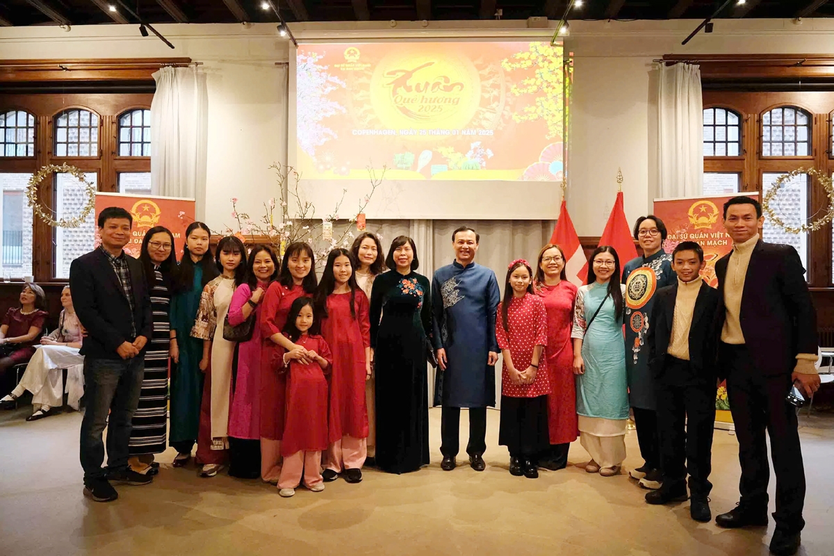 Ambassador Luong Thanh Nghi and representatives of the Vietnamese community in Denmark pose for a group photo at Homeland Spring 2025 in Copenhagen. (Photo: MOFA)
