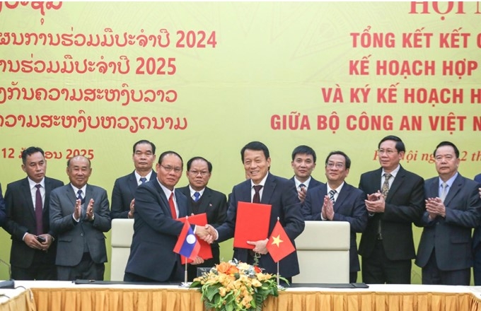 Ministers Luong Tam Quang and Vilay Lakhamphong sign the 2025 cooperation plan between the two ministries of public security (Photo: CAND).