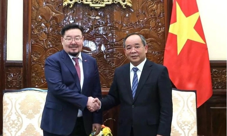 Chairman of the Presidential Office of Vietnam Le Khanh Hai welcomes his Mongolian counterpart Gombojav Zandanshatar