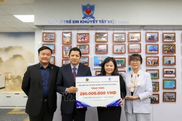 Dr. Nguyen Quoc Hung ( second, from left), vice president of the Union of Vietnamese Organisations in Russia and director of the Russia-Vietnam Cooperation Development Fund "Tradition and Friendship"