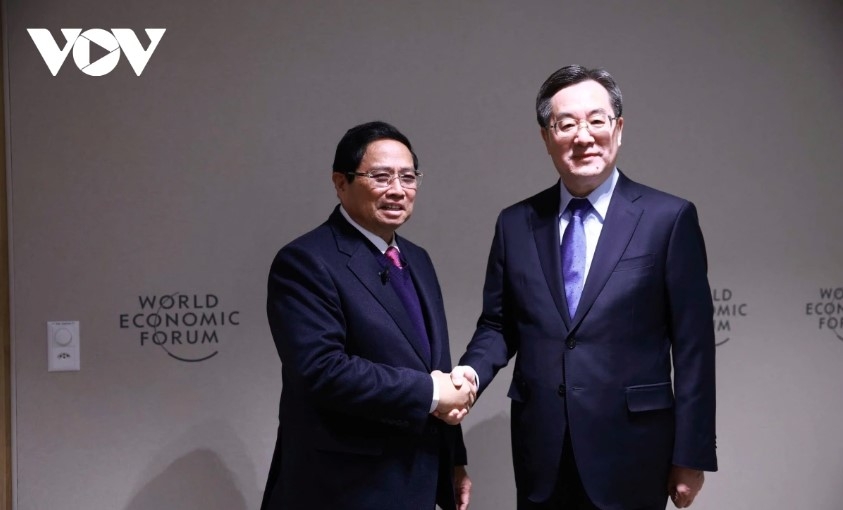 PM Pham Minh Chinh (L) and Permanent Vice Premier of the State Council of China Ding Xuexiang