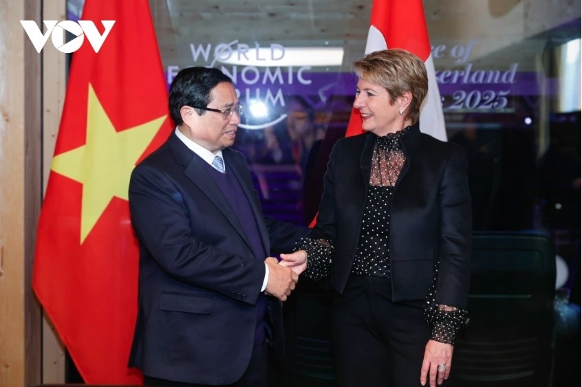 Prime Minister Pham Minh Chinh (L) and Swiss President Karin Keller-Sutter at their meeting in Davos on January 21, 2025