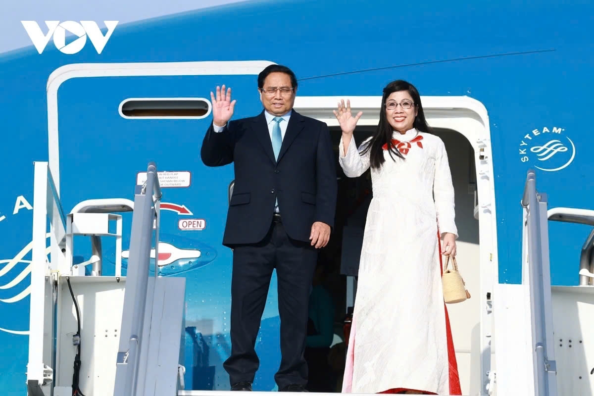 Prime Minister Pham Minh Chinh and his spouse Le Thi Bich Tran