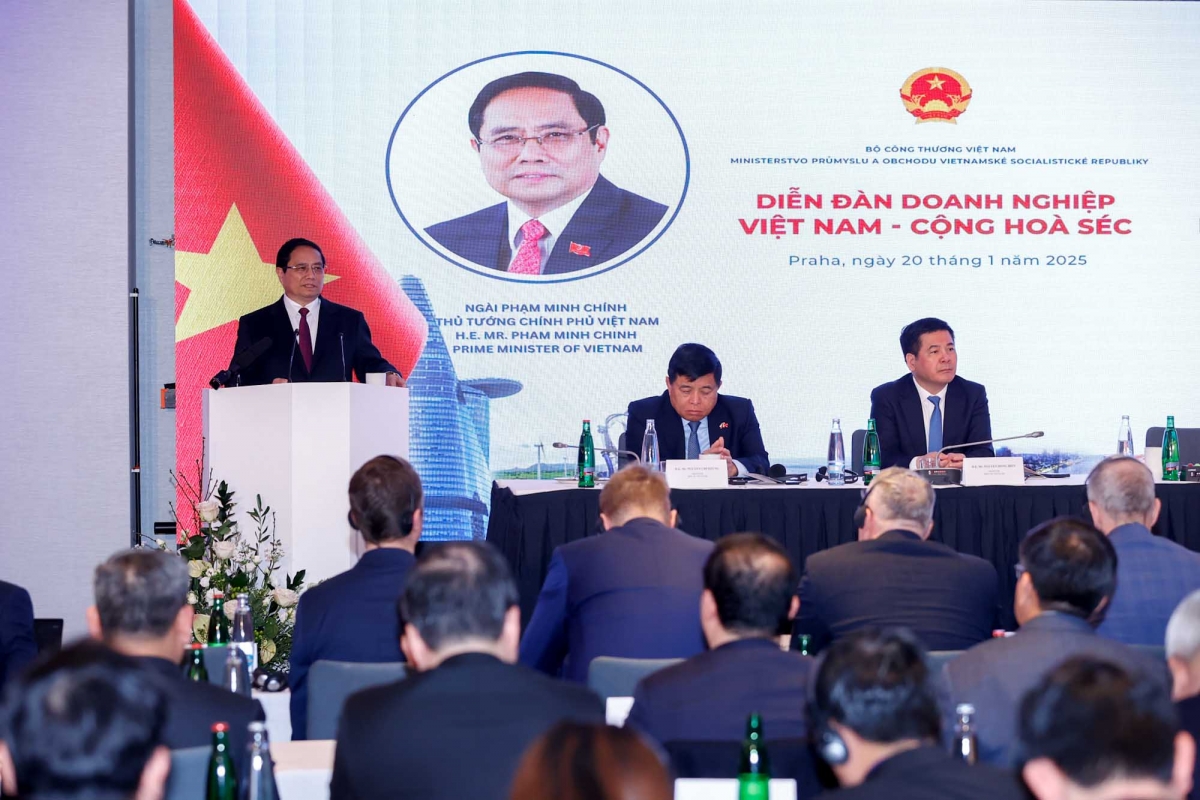 Prime Minister Pham Minh Chinh speaks at the Vietnam - Czech Business Forum in Prague on January 20. (Photo: VGP)
