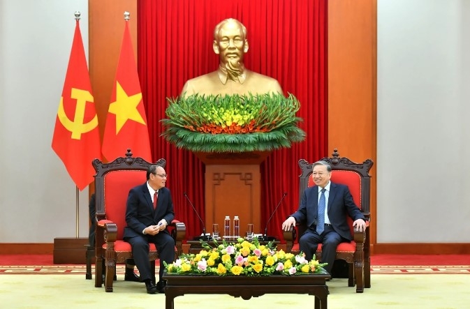 Party General Secretary To Lam (R) receives General Vilay Lakhamphong, Deputy Prime Minister, and Minister of Public Security (Photo: nhandan.vn)