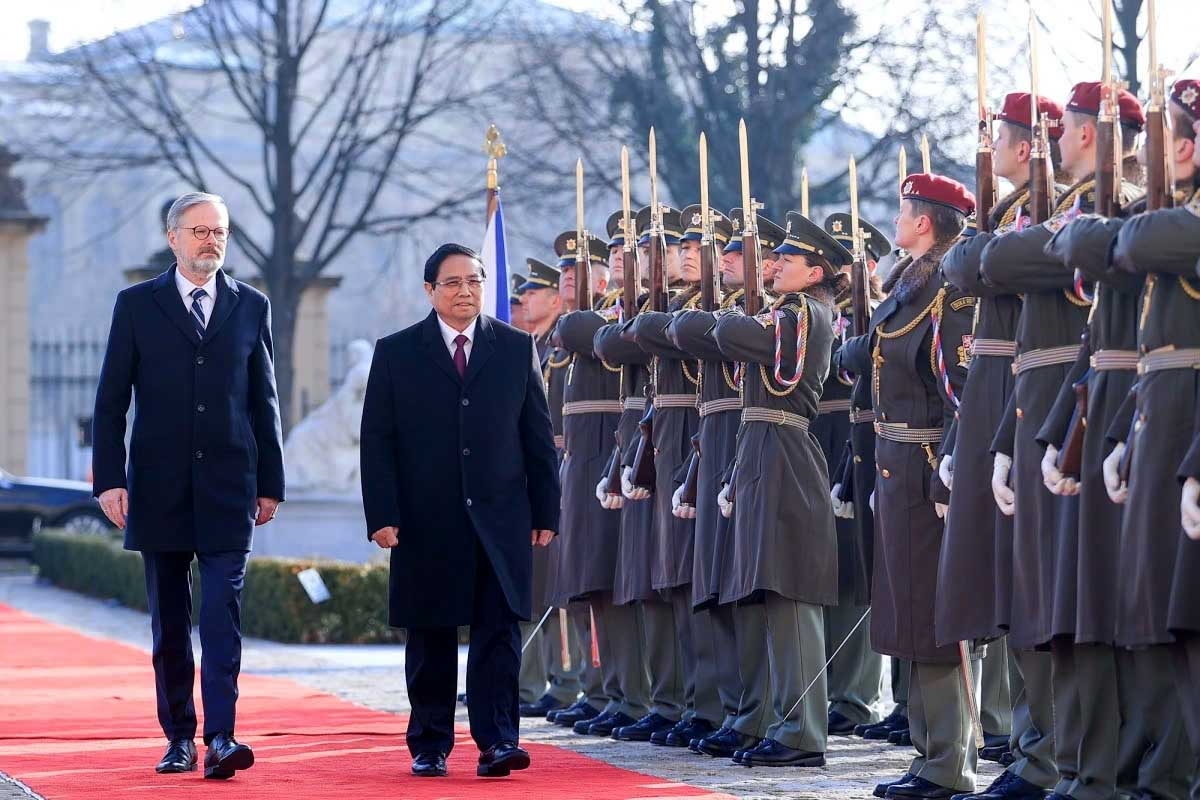 Czech Prime Minister Petr Fiala and visiting Vietnamese Prime Minister Pham Minh Chinh review the guard of honour during the welcoming ceremony in Prague on January 20. (Photo: VGP)