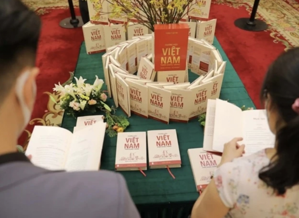 The launch of the book “'Vietnamese Brands – Golden Moment' by author Tran Tue Tri in Hanoi. (Photo: VNA)