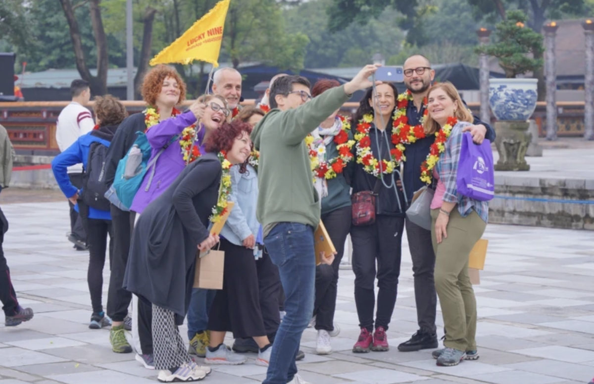 Foreign tourists visit the Hue Imperial City on the occasion of the New Year. (Photo: VNA)