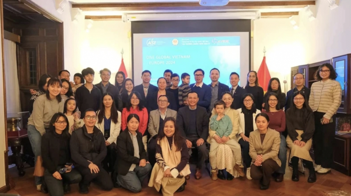 Vietnamese experts and scientists living in Denmark, Norway, Sweden and France pose for a photo (Photo: baoquocte.vn)