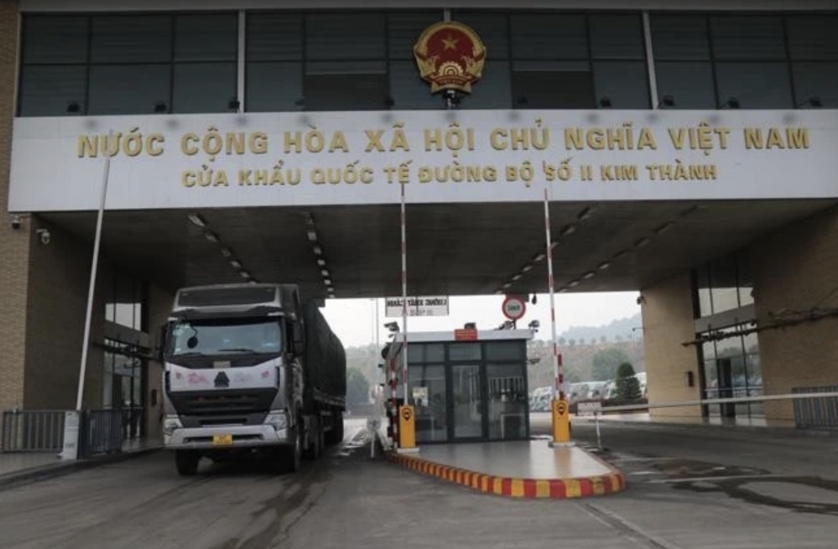 A truck passing through the Kim Thanh International Road Border Gate No. 2 on January 1 (Photo: VNA)