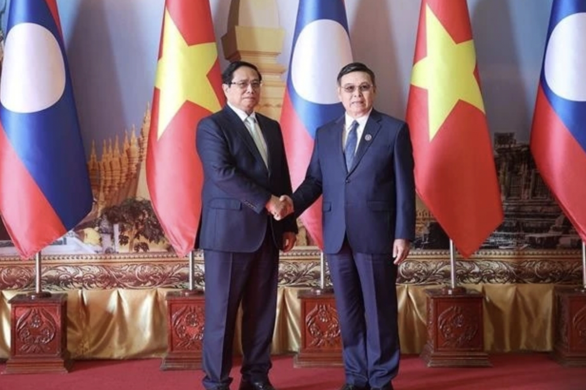 PM Pham Minh Chinh (L) and President of the Lao National Assembly Saysomphone Phomvihane (Photo: VNA)