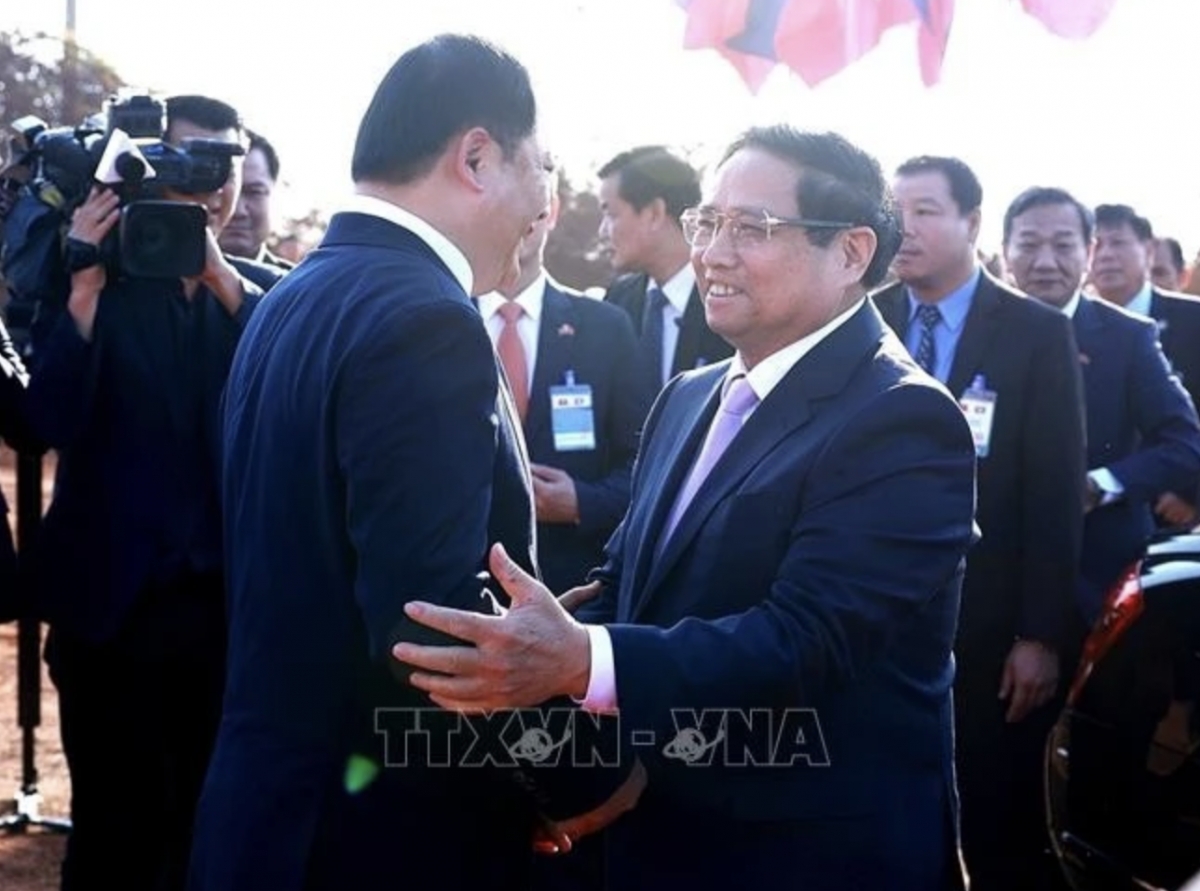 Vietnamese and Laos PMs at the groundbreaking ceremony of Vietnam-Laos Friendship Park (Photo: VNA)